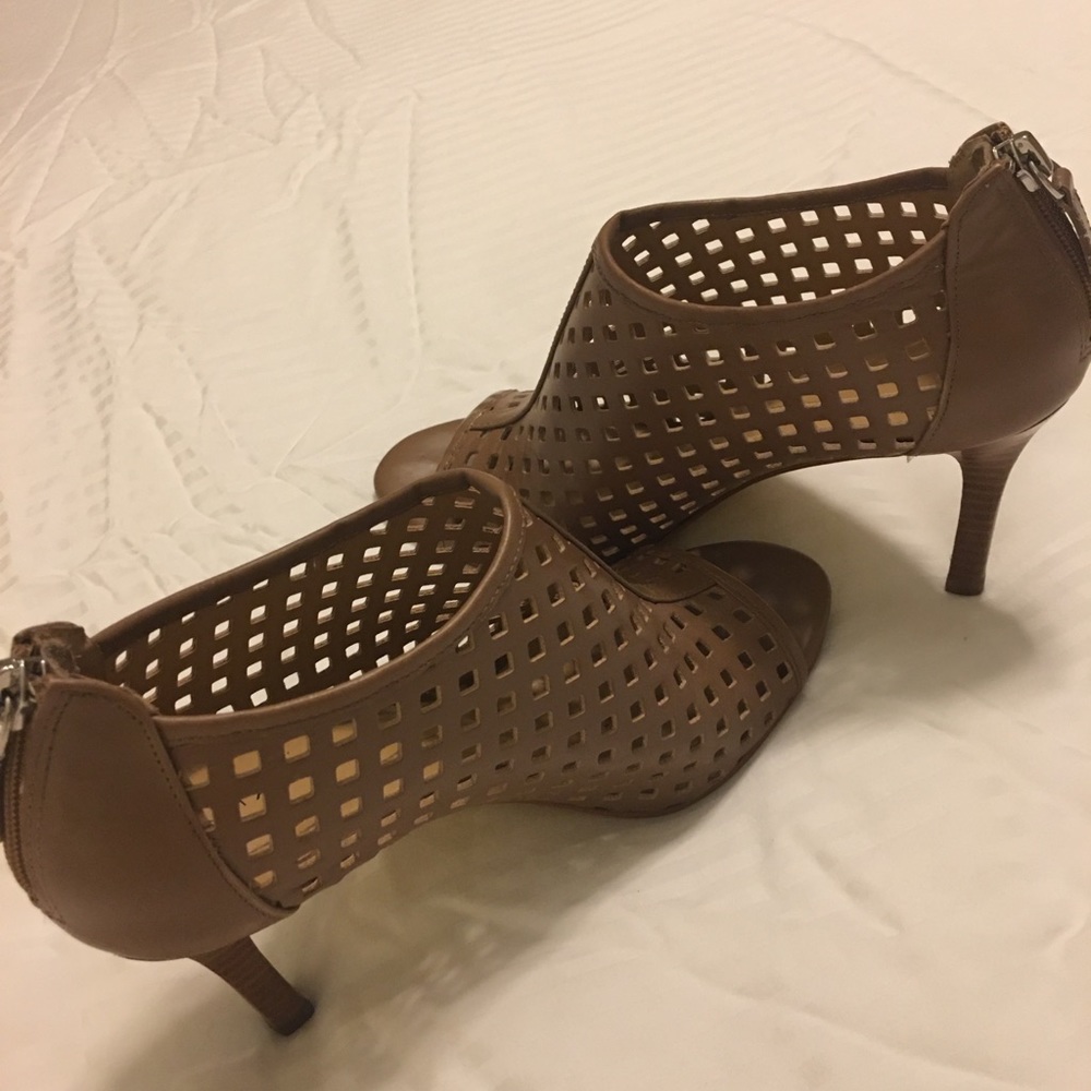 Tahari Ladies size 7 shoes - Worn maybe once or twice - heel to high for me! - Picture 2 of 4
